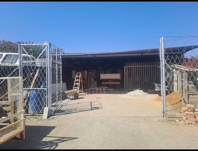 460M² BUILDING FOR SALE IN RUSTENBURG NORTH